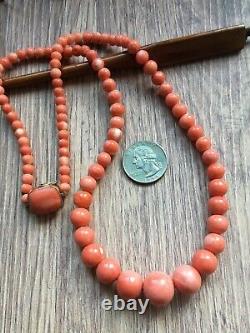 Vintage Natural Pink & White Coral Graduated Beads Necklace Gold 18K Clasp 60 gr